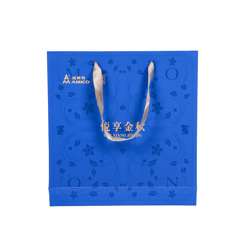 Vertikale Tragetaschen aus Kraftpapier mit Feiertagsmotiv