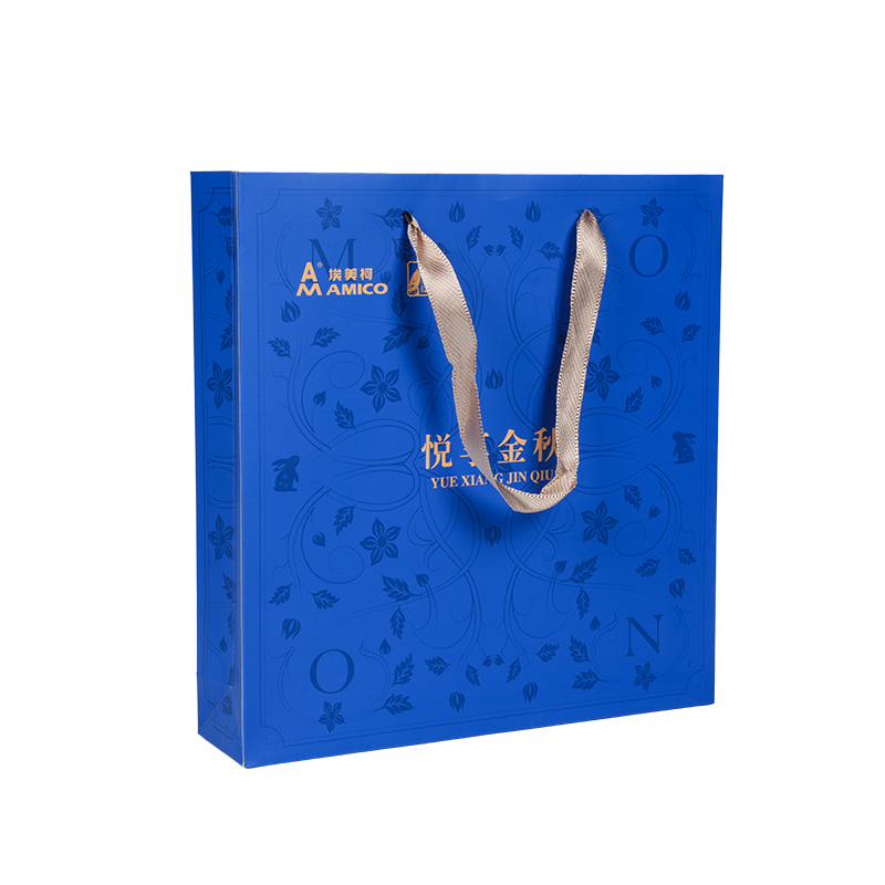 Vertikale Tragetaschen aus Kraftpapier mit Feiertagsmotiv